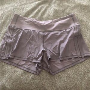 Lululemon conch and stretch short 2.5”